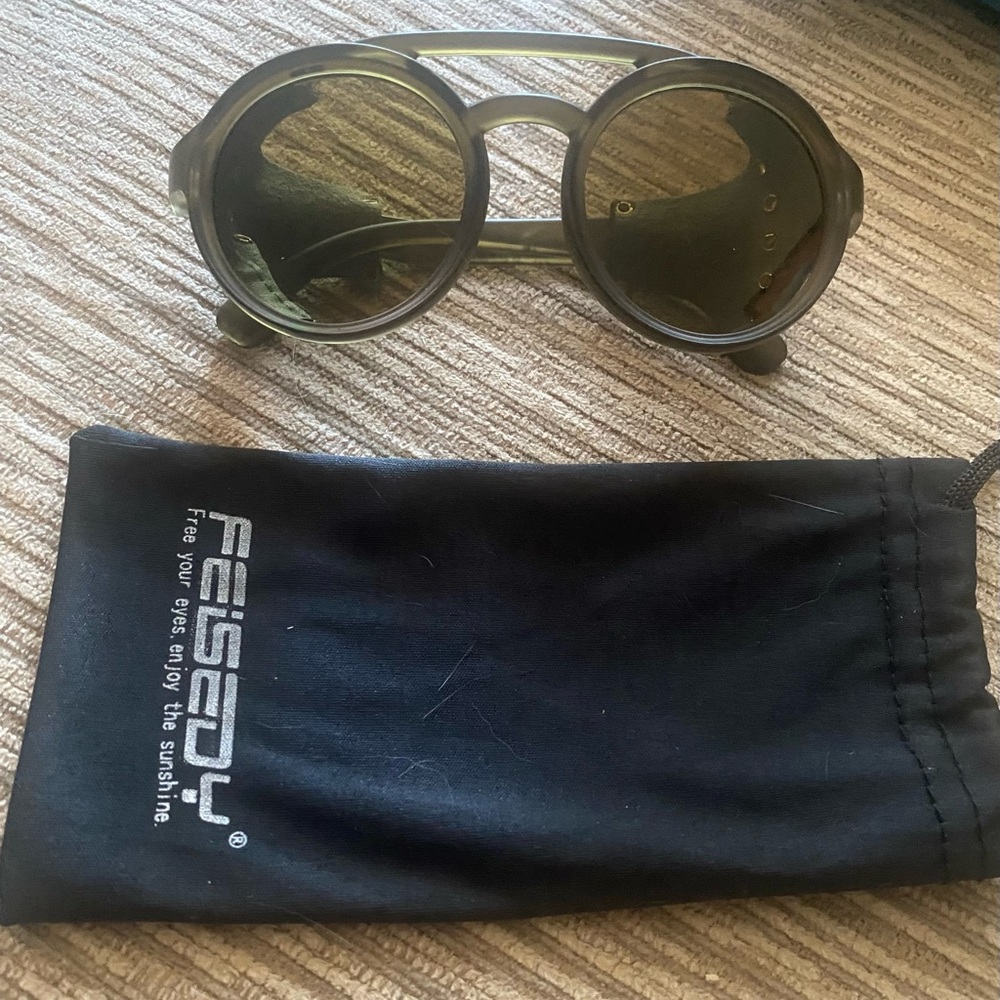 Feisedy Round Glacier Sunglasses Olive Green with Protective Case